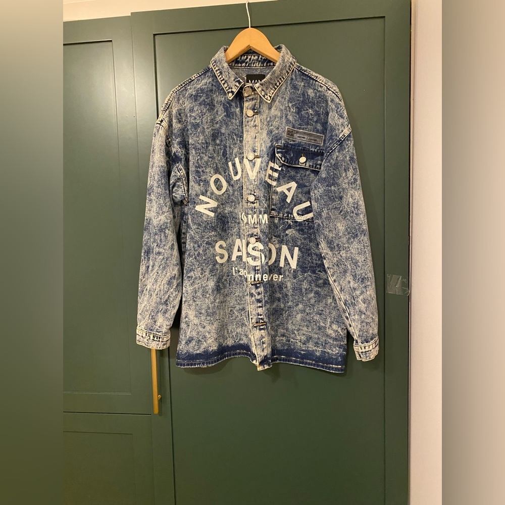 Boohoo BLEACH WASH DENIM SHIRT WITH FADED PRINT